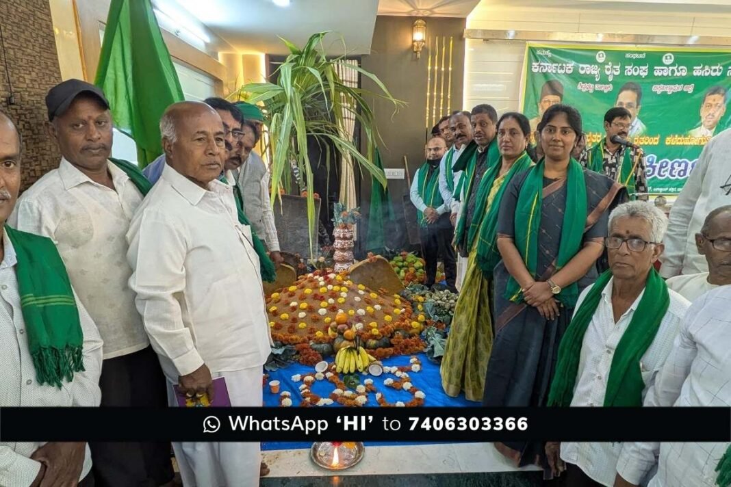 Kodihalli Chandrashekhar addressing farmers in Sidlaghatta