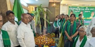 Kodihalli Chandrashekhar addressing farmers in Sidlaghatta