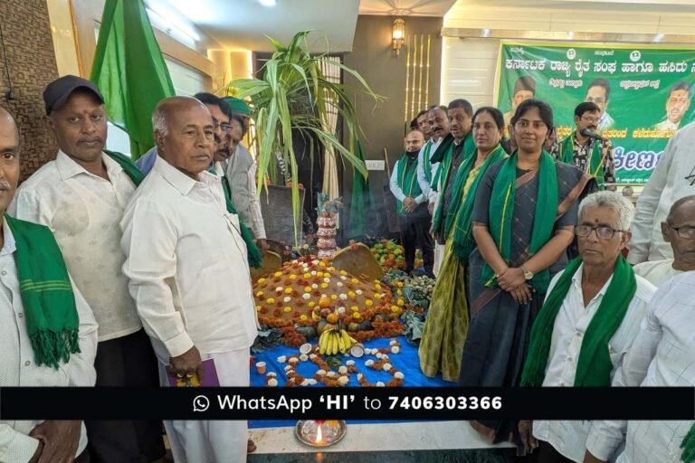 Kodihalli Chandrashekhar addressing farmers in Sidlaghatta