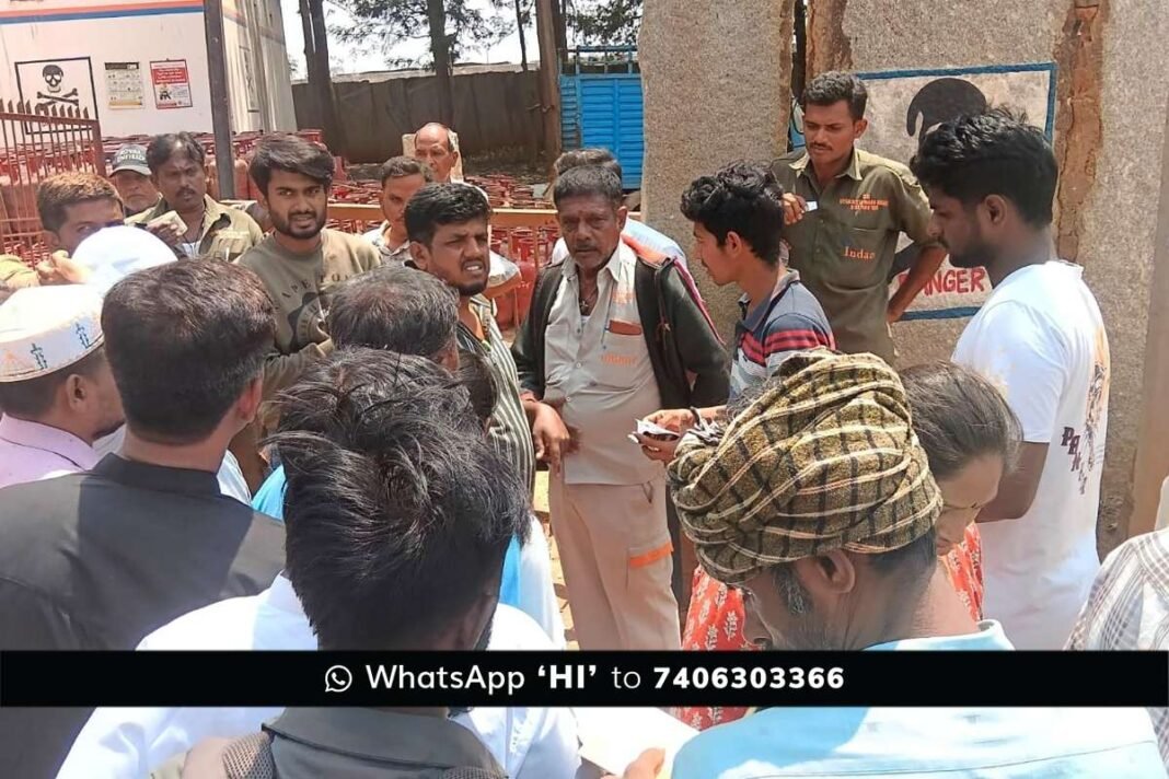 Sidlaghatta LPG Scarcity people stand in que