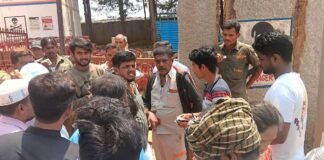 Sidlaghatta LPG Scarcity people stand in que