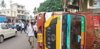 Sidlaghatta lorry car accident