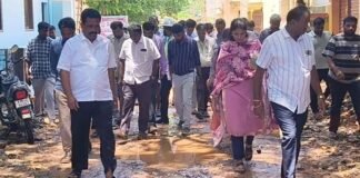 ಶಿಡ್ಲಘಟ್ಟದ ವಾಸವಿ ರಸ್ತೆಯ ಅವ್ಯವಸ್ಥೆ : ಶಾಸಕ ಬಿ.ಎನ್.ರವಿಕುಮಾರ್ ಮರಿಶೀಲನೆ Sidlaghatta Vasavi Road MLA B N Ravikumar Visit