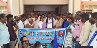 ದಲಿತರ ಬೇಡಿಕೆ ಈಡೇರಿಸಲು ಆಗ್ರಹ; ಕದಸಂಸ ಪದಾಧಿಕಾರಿಗಳಿಂದ ಧರಣಿ Sidlaghatta Dalit Sangharsha Samiti Protest Taluk Office