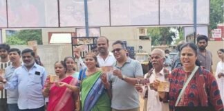 ಸಸ್ಯಾಹಾರ, ಧ್ಯಾನ ಜಾಗೃತಿ ರ್ಯಾಲಿ ನಡೆಸಿದ ಪಿರಮಿಡ್ ಸ್ಪಿರಿಚುವಲ್ ಸೊಸೈಟಿಸ್ ಮೂವ್ಮೆಂಟ್ Sidlaghatta Pyramid Spiritual Society members outside theatre after film release