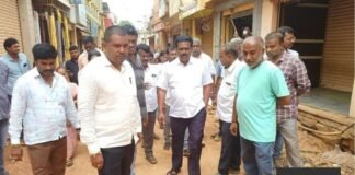 ವಾಸವಿ ರಸ್ತೆ ಕಾಮಗಾರಿ ನಾಳೆಯಿಂದ ಪುನರಾರಂಭ : ಶಾಸಕ ಭರವಸೆ Sidlaghatta Vasavi Road Repair Work MLA Inspection