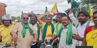 ರೈತರ ಜಮೀನು ಕಿತ್ತುಕೊಂಡರೆ ರೇಷ್ಮೆ ಗೂಡು ಮಾರುಕಟ್ಟೆ ಸ್ಮಶಾನ: ಭೂಸ್ವಾಧೀನ ವಿರೋಧಿಸಿ ಬೈಕ್ ಜಾಥಾ