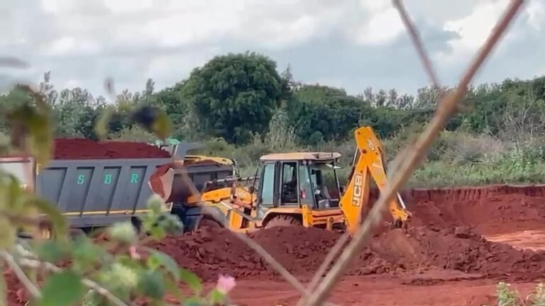 Sidlaghatta-illegal-soil-mining-JCB-tipper