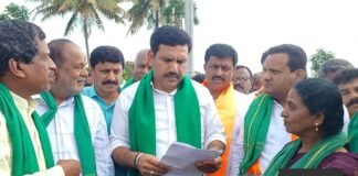 ಜಂಗಮಕೋಟೆ ಭೂಸ್ವಾಧೀನ ಹೋರಾಟಕ್ಕೆ ವಿಜಯೇಂದ್ರ ಬೆಂಬಲ; ಬರ ಪರಿಸ್ಥಿತಿ ಪರಿಶೀಲನೆ Sidlaghatta Jangamakote KIADB Land Acquisition Vijayendra Farmers Protest