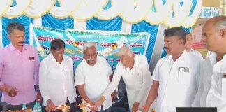 ಹಾಲಿಗೆ ಲೀಟರ್ಗೆ ₹40 ದರ ನಿಗದಿಪಡಿಸಿ: ಚಿಮುಲ್ ನಿರ್ದೇಶಕ ಆಗ್ರಹ, ಸಭೆಯಲ್ಲಿ ಗದ್ದಲ Lamp lighting ceremony at Appegowdanahalli Milk Producers Cooperative Society annual general meeting, Sidlaghatta taluk