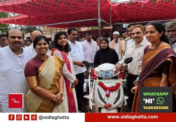 Bashettihalli-Prajaseve-Andolana-Vehicle-Distribution-MLA-Ravikumar