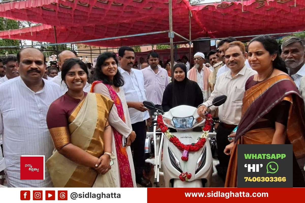 Bashettihalli-Prajaseve-Andolana-Vehicle-Distribution-MLA-Ravikumar