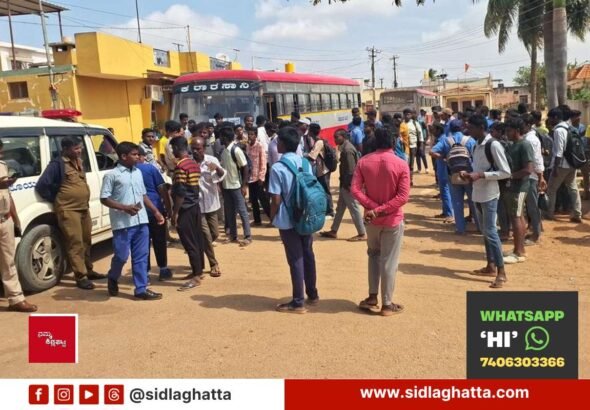 K-Muttukadahalli-KSRTC-Bus-Blockade-Protest