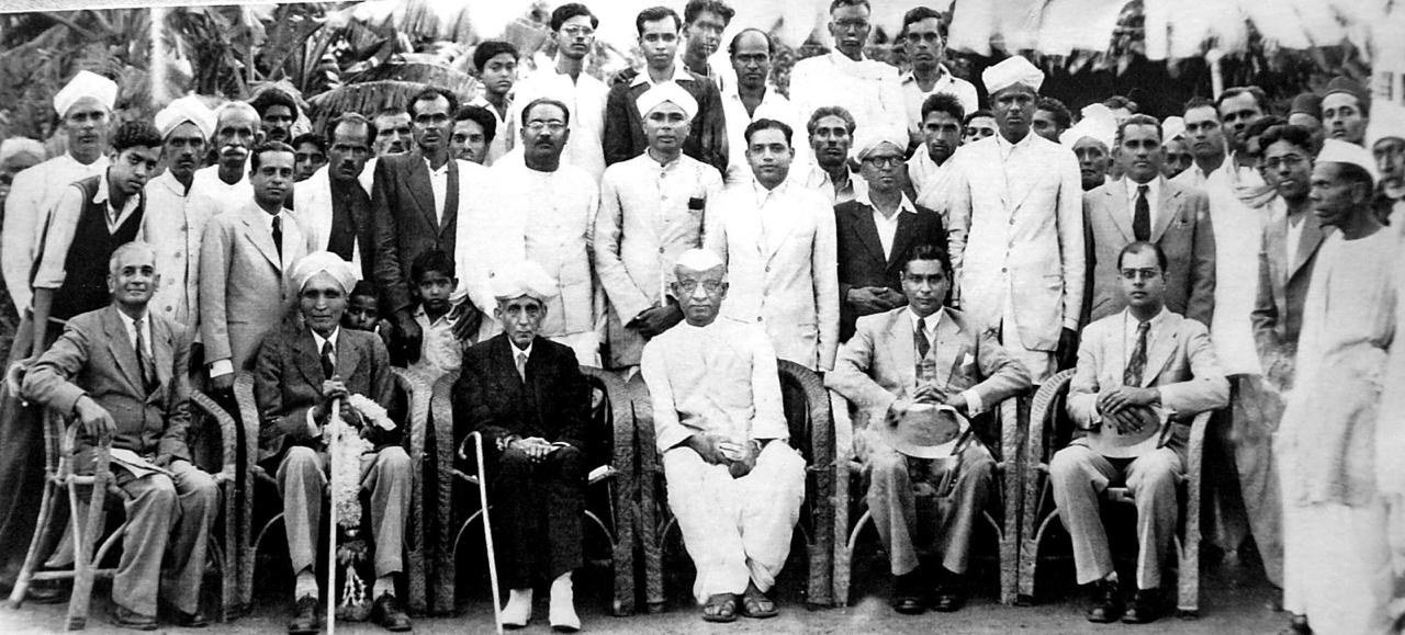 Sir M Visvesvaraya inaugurating Kisan Silk Industries Melur Sidlaghatta in 1952, vintage group photo