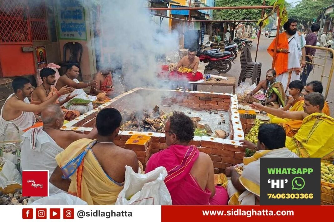 Priests performing Dashasahasra Gana Homa at Sri Dvimukha Ganapati temple, Ashoka Road, Sidlaghatta