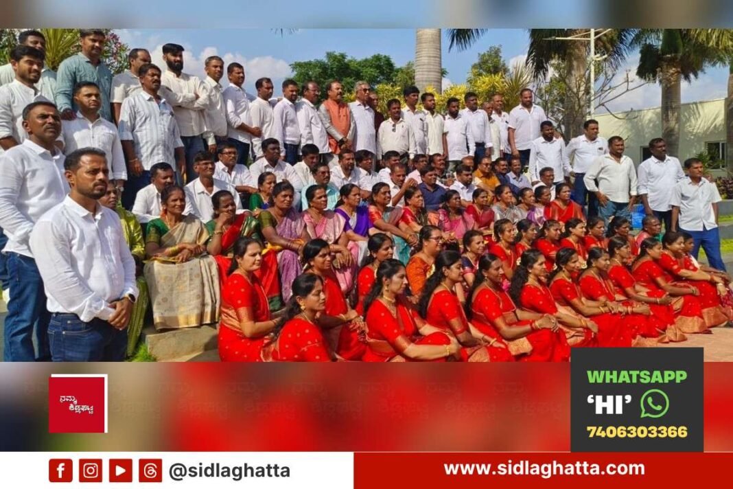 Gnana Jyothi school 1990-2002 alumni group photo with former teachers at Guru Vandane reunion, Jangamakote Cross
