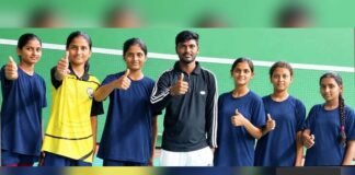 ಜಿಲ್ಲಾ ಮಟ್ಟದ ಶಟಲ್ ಬ್ಯಾಡ್ಮಿಂಟನ್ನಲ್ಲಿ ಜಯ: ವಸತಿ ಶಾಲೆ ವಿದ್ಯಾರ್ಥಿನಿಯರು ವಿಭಾಗ ಮಟ್ಟಕ್ಕೆ ಆಯ್ಕೆ Indira Gandhi Residential School girls badminton team, Chikkaballapur district-level winners, with coach