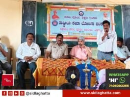 Sidlaghatta NSS Day programme at PU college with Circle Inspector Anand Kumar addressing students