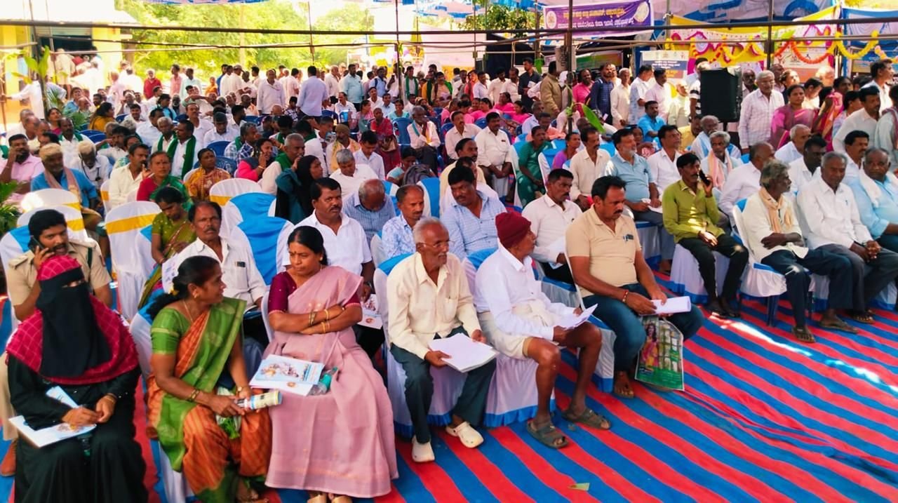 Large crowd of applicants waiting at Prajaseva Andolana in Jangamakote hobli, Sidlaghatta