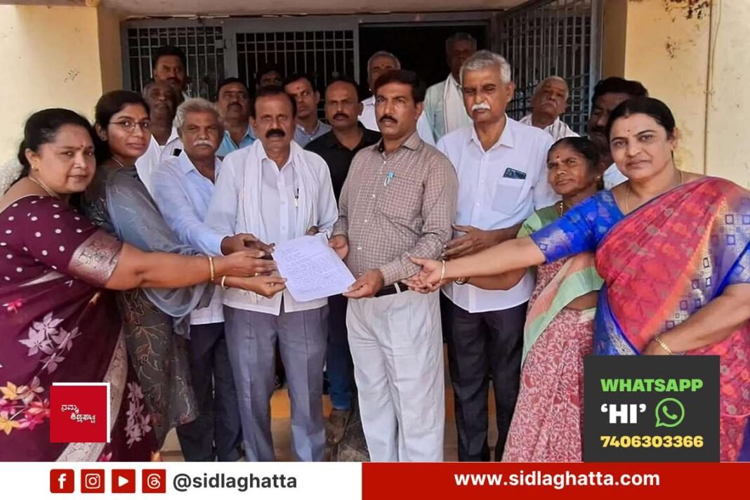 Silk growers submitting memorandum to Assistant Director of Sericulture in Sidlaghatta