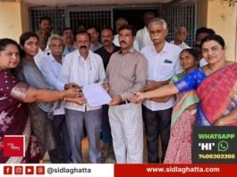 Silk growers submitting memorandum to Assistant Director of Sericulture in Sidlaghatta