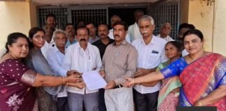 Silk growers submitting memorandum to Assistant Director of Sericulture in Sidlaghatta