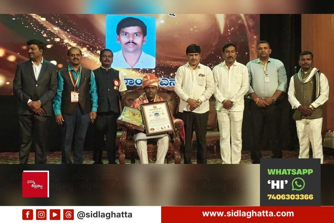 Kannada teacher Ramanji N. receiving Karnataka Press Club Shikshana Seva Ratna award at Bengaluru Town Hall