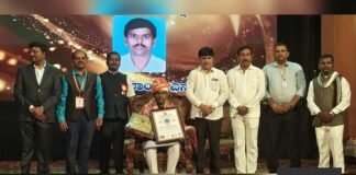 Kannada teacher Ramanji N. receiving Karnataka Press Club Shikshana Seva Ratna award at Bengaluru Town Hall