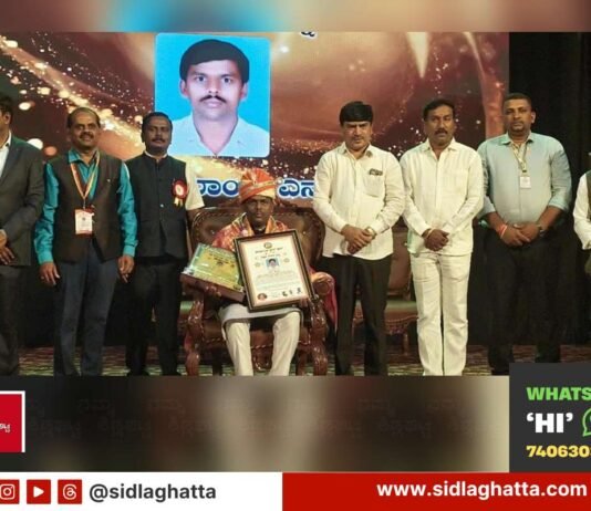 Kannada teacher Ramanji N. receiving Karnataka Press Club Shikshana Seva Ratna award at Bengaluru Town Hall