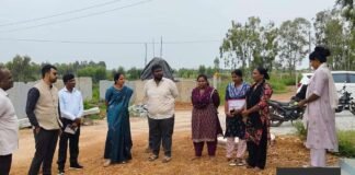 ಕಾಮಗಾರಿ ಗುಣಮಟ್ಟದಲ್ಲಿ ಲೋಪವಾಗದಂತೆ ನಿಗಾ ವಹಿಸಿ: ಜಿ.ಪಂ CEO ಡಾ. ನವೀನ್ ಭಟ್ ಸೂಚನೆ ZP CEO Dr. Naveen Bhat Y inspecting development works with officials in Bhaktarahalli gram panchayat