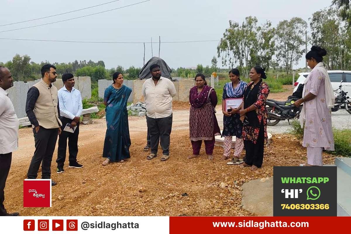 Sidlaghatta-ZP-CEO-Naveen-Bhat-Inspects-Development-Works-Bhaktarahalli ZP CEO Dr. Naveen Bhat Y inspecting development works with officials in Bhaktarahalli gram panchayat
