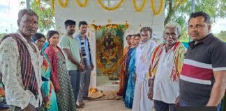 ಶ್ರೀ ಮುನೇಶ್ವರ ಸ್ವಾಮಿ ಪುನರ್ ಪ್ರತಿಷ್ಠಾಪನೆ: ಎರಡು ದಿನ ಧಾರ್ಮಿಕ ಕಾರ್ಯಕ್ರಮ Devotees gathered around the newly consecrated Sri Muneshwara Swamy idol at Gummanahalli, Sidlaghatta taluk