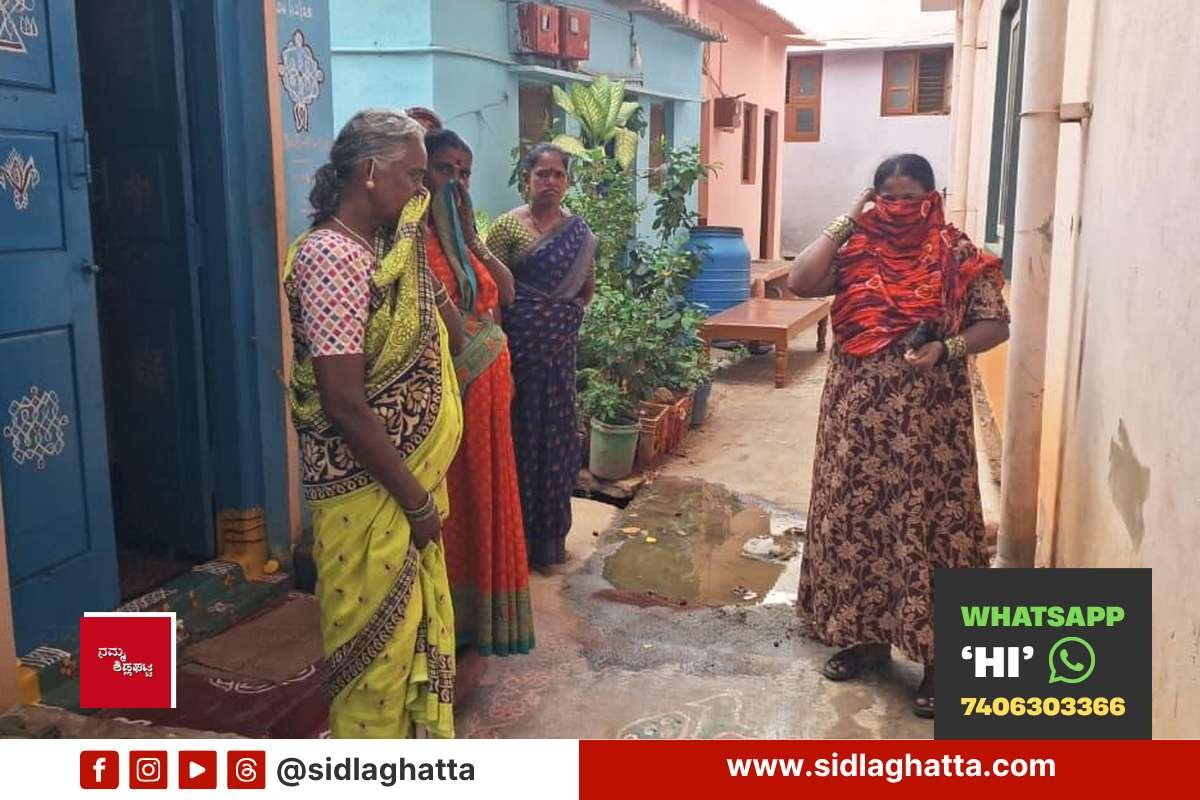 UGD-Sewage-Overflow-Ward-3-Sidlaghatta Residents covering their faces from the stench of overflowing UGD sewage water near Garden Road, Ward 3, Sidlaghatta
