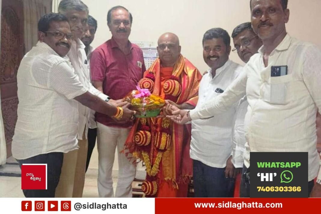 Poolakuntahalli Raghunath Reddy and associates honouring Sri Mangalanandaswami of Adichunchanagiri mutt with a shawl and garland