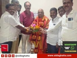 Poolakuntahalli Raghunath Reddy and associates honouring Sri Mangalanandaswami of Adichunchanagiri mutt with a shawl and garland