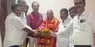 ಒಕ್ಕಲಿಗ ಸಂಘ ನಿರ್ದೇಶಕ ಸ್ಥಾನದ ಆಕಾಂಕ್ಷಿಯಿಂದ ಆದಿಚುಂಚನಗಿರಿ ಮಠಾಧೀಶರ ಭೇಟಿ Poolakuntahalli Raghunath Reddy and associates honouring Sri Mangalanandaswami of Adichunchanagiri mutt with a shawl and garland