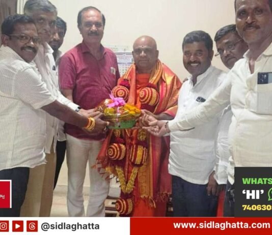 Poolakuntahalli Raghunath Reddy and associates honouring Sri Mangalanandaswami of Adichunchanagiri mutt with a shawl and garland