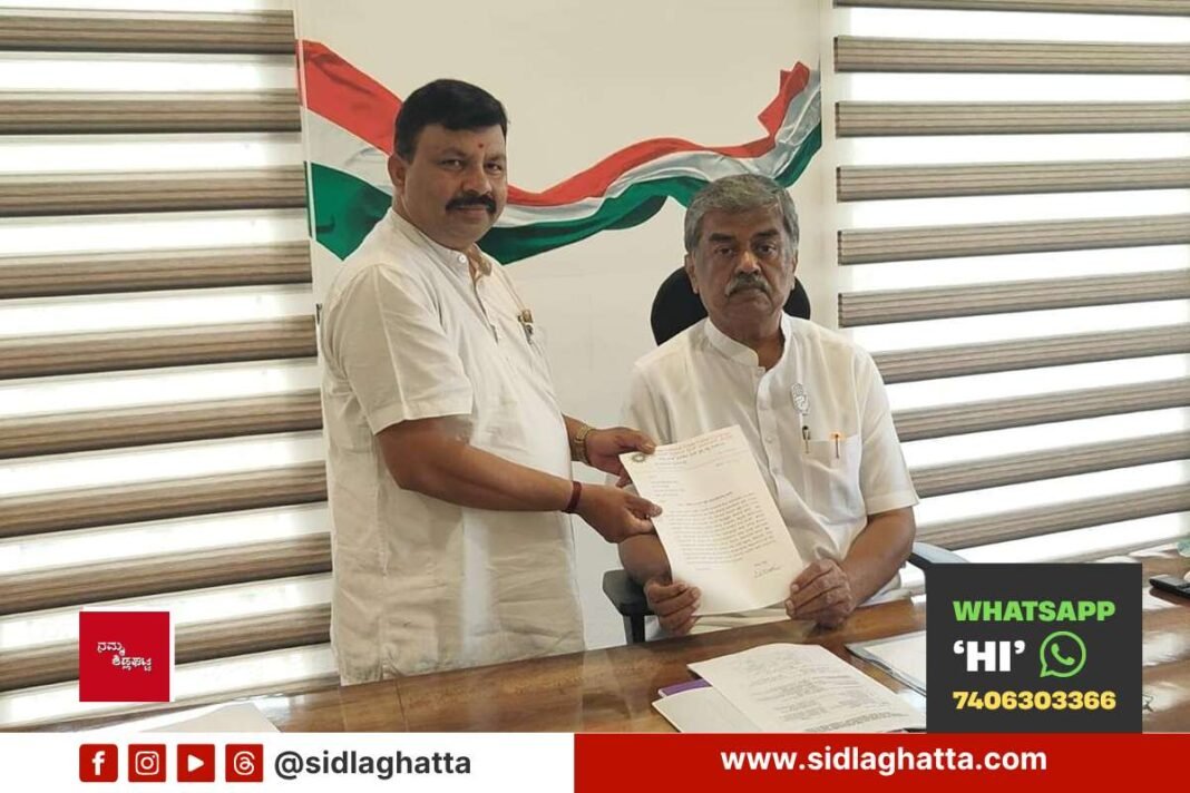 INTUC leader Kundalagurki Munindra submits memorandum to KPCC president B K Hariprasad