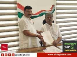 INTUC leader Kundalagurki Munindra submits memorandum to KPCC president B K Hariprasad