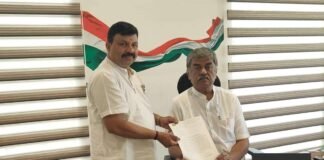 INTUC leader Kundalagurki Munindra submits memorandum to KPCC president B K Hariprasad