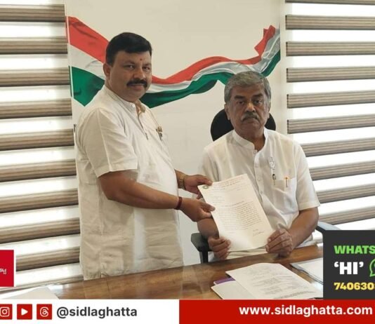 INTUC leader Kundalagurki Munindra submits memorandum to KPCC president B K Hariprasad