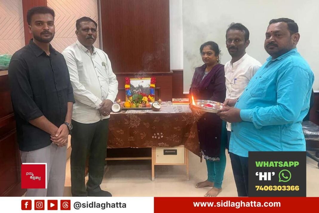 Sidlaghatta Kittur Rani Chennamma Jayanti celebrated at taluk office