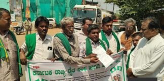 Sidlaghatta Raitha Sangha Hasiru Sene farmers protest drought compensation memorandum