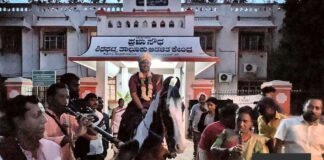 ವಿಜಯ ದಶಮಿ: ಕುದುರೆ ಏರಿ ಬಂದು ಶಮೀ ವೃಕ್ಷ ಪೂಜೆಯಲ್ಲಿ ಪಾಲ್ಗೊಂಡ ತಹಶೀಲ್ದಾರ್ Sidlaghatta Tahsildar Gagana Sindhu on horseback arrives for Vijayadashami Shami tree puja