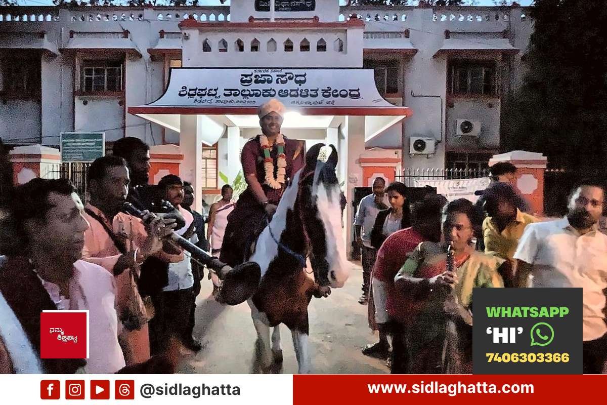 Sidlaghatta-Tahsildar-Gagana-Sindhu-on-horseback-arrives-for-Vijayadashami-Shami-tree-puja Sidlaghatta Tahsildar Gagana Sindhu on horseback arrives for Vijayadashami Shami tree puja