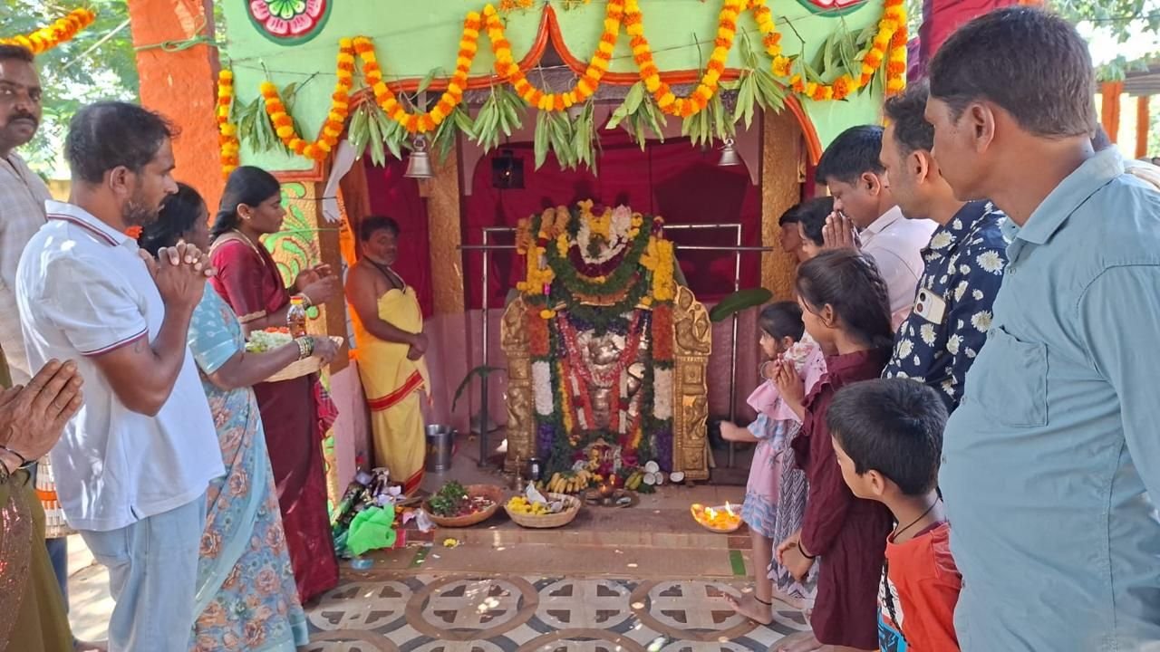 Sidlaghatta devotees offering prayers at Bayalanjaneya Swamy temple on Mahalaya Amavasya
