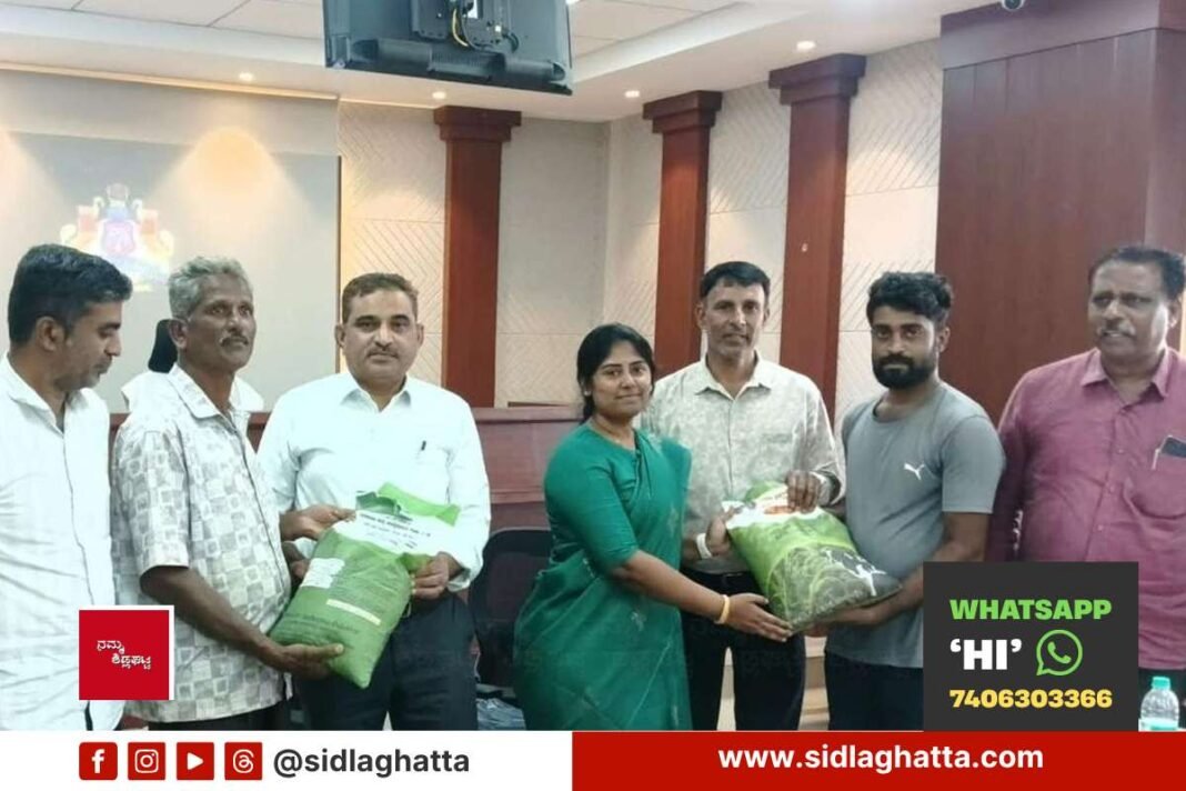Sidlaghatta fodder seed mini kits distributed to farmers by Joint Director S S Abeed