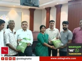 Sidlaghatta fodder seed mini kits distributed to farmers by Joint Director S S Abeed