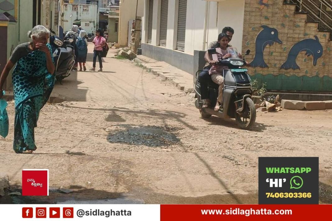 Sidlaghatta sewage overflow near school students walk past stench